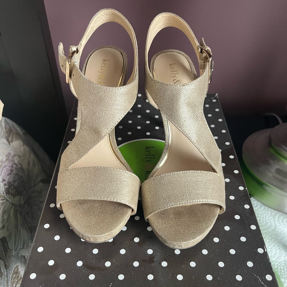 Kelly & Katie Gold Dress Shoes. Size 6.5